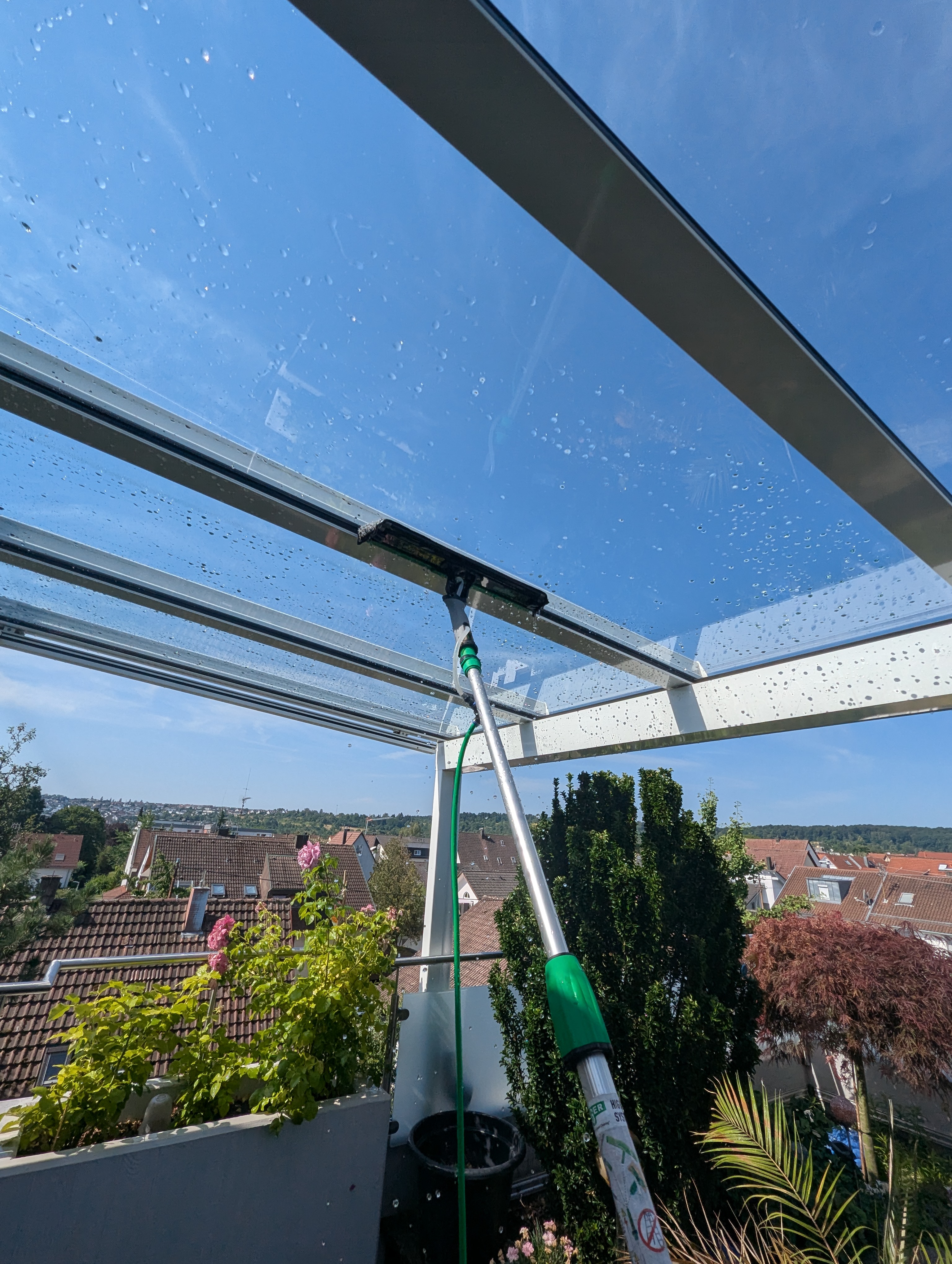 Gereinigte Glasüberdachung — streifenfrei und klar