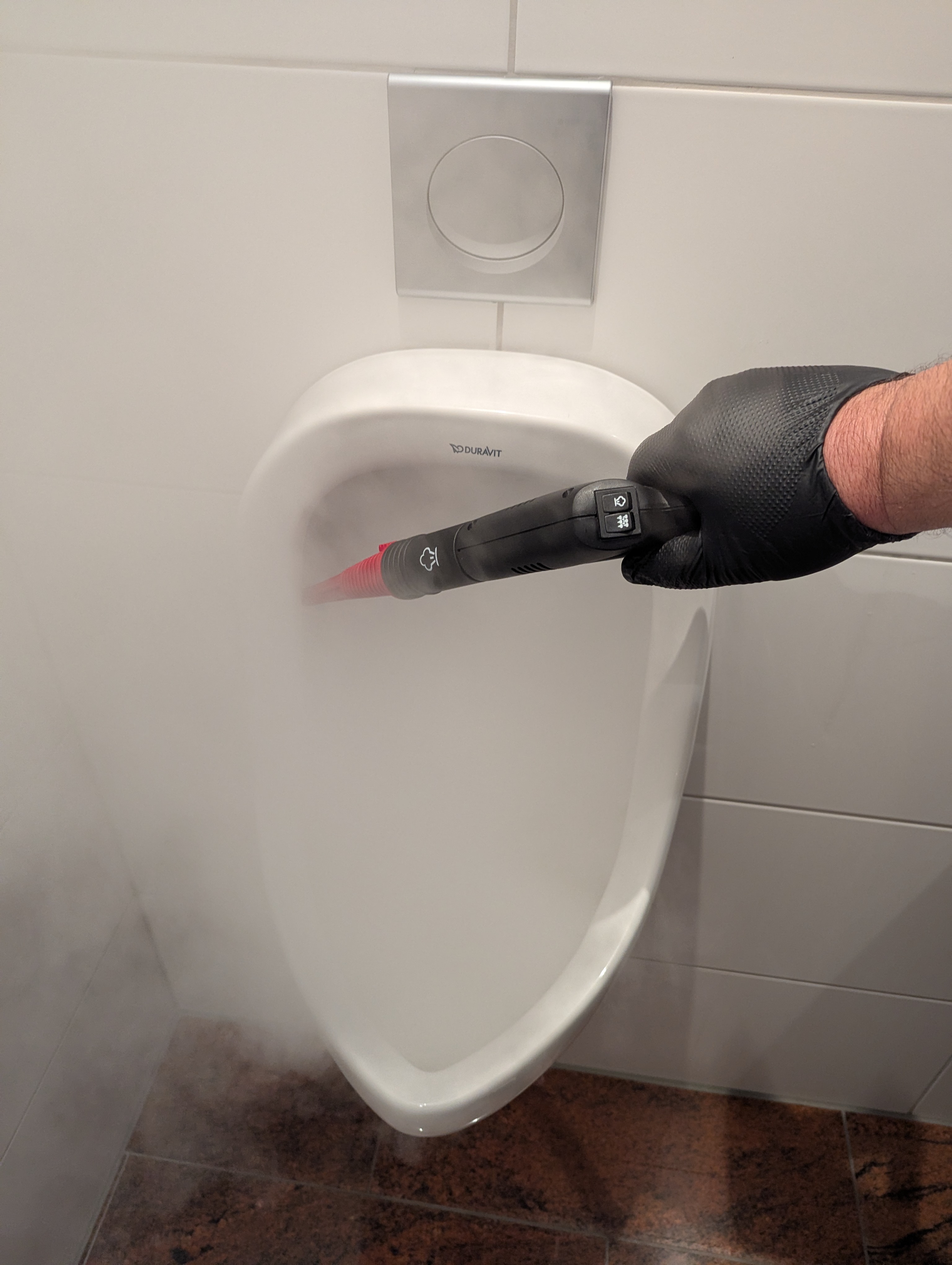 Urinal nach Trockendampfreinigung — Kalk und Ablagerungen entfernt
